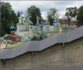 Вид со смотровой площадки  на Псково-Печерский монастырь.