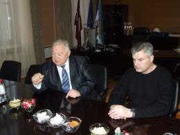 Георгий Гречко и Юрий Кайда на встрече в мэрии города.